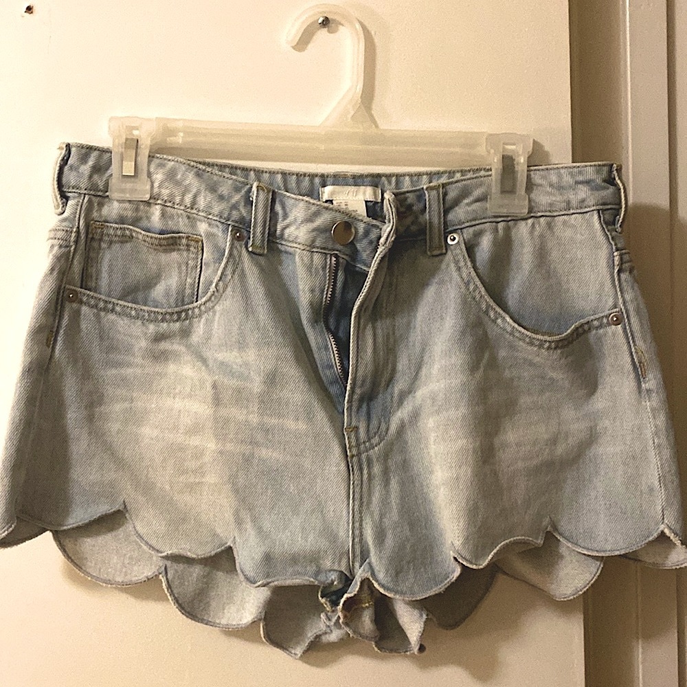 H&M scallops short